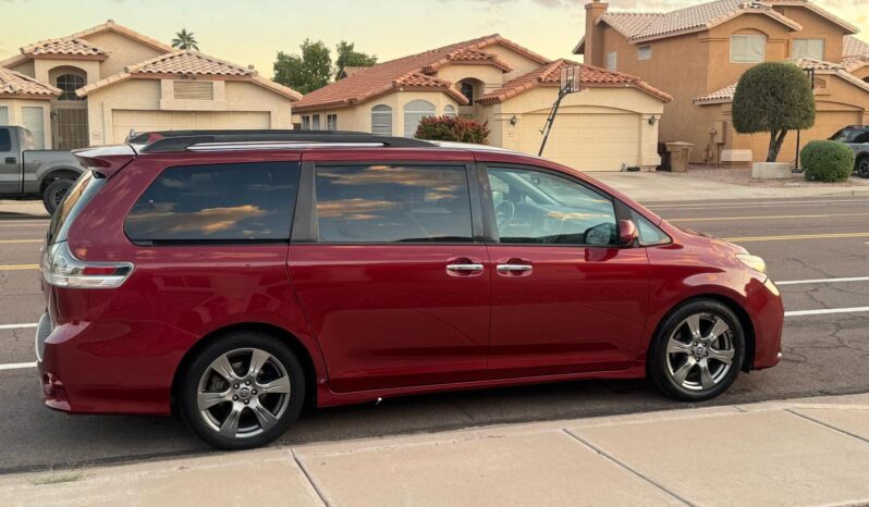 
2018 TOYOTA SIENNA SE full									